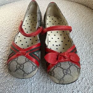 Gucci girls flat ballet shoes. Size 32